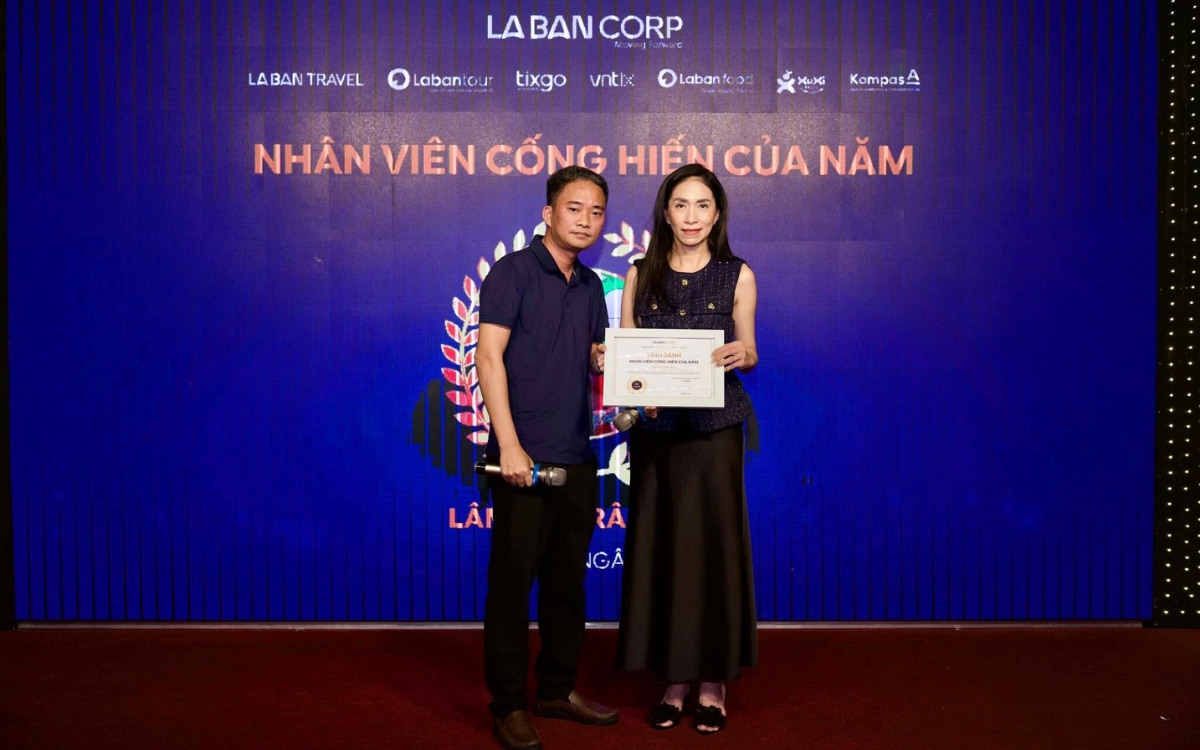 Quản lý Lâm Trâm Anh được vinh danh "nhân viên cống hiến của năm"
